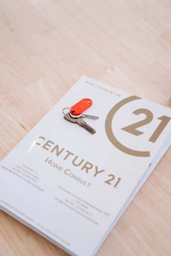Dossier Century 21 avec un trousseau de clés, symbolisant la finalisation d'une transaction immobilière.