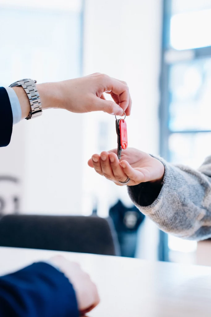 Remise des clés entre un agent immobilier Century 21 et un nouveau propriétaire ou locataire.