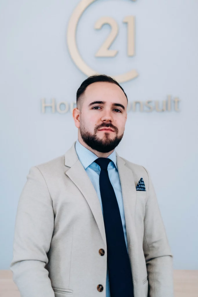 Portrait d'un conseiller immobilier Century 21, expert en estimation et transaction immobilière.